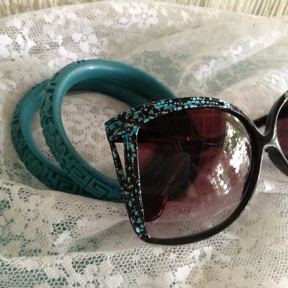 TAIWAN ROC Accessories - Vintage Oversize Sunglasses in Black and Blue
